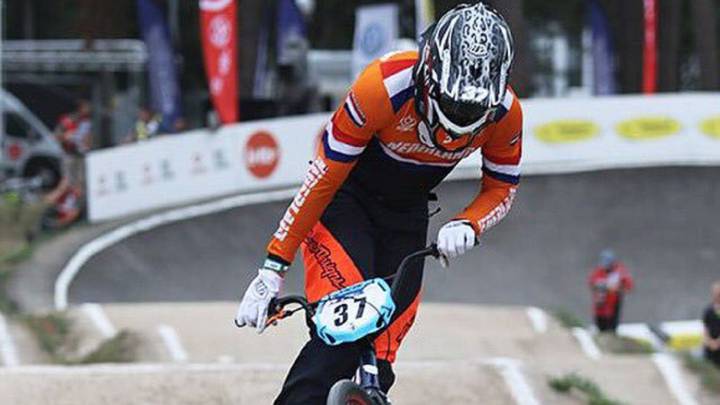 El ciclista de BMX Jelle Van Gorkom compite durante una prueba con el maillot de Holanda.