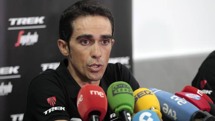 Alberto Contador atiende a los medios de comunicación durante la pasada Vuelta a España.