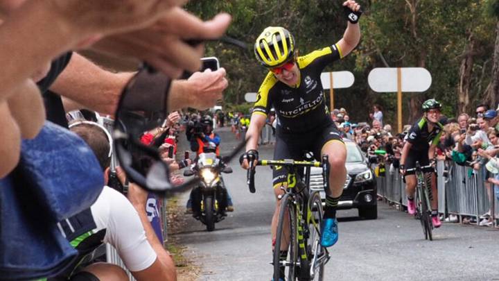 Spratt gana la 3ª etapa y es líder del Santos Women's Tour