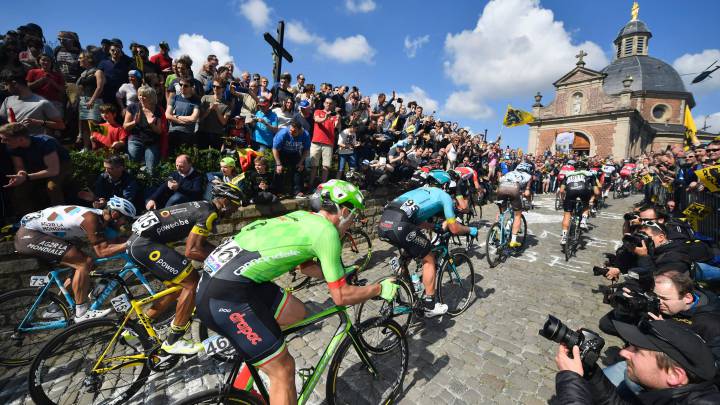 Imagen de la subida al Kapelmuur o Muur de Geraardsbergen durante la 101ª edición del Tour de Flandes. El Kapelmuur se subirá en el Tour de Francia 2019 y será cota de paso en la primera etapa de la prueba.