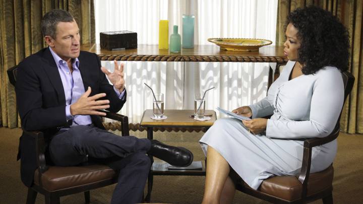 Lance Armstrong responde durante la entrevista que le hizo Oprah Winfrey in Austin, Texas, en enero de 2013. En esta conversación, Armstrong confesó haberse dopado en los Tour de Francia que ganó.