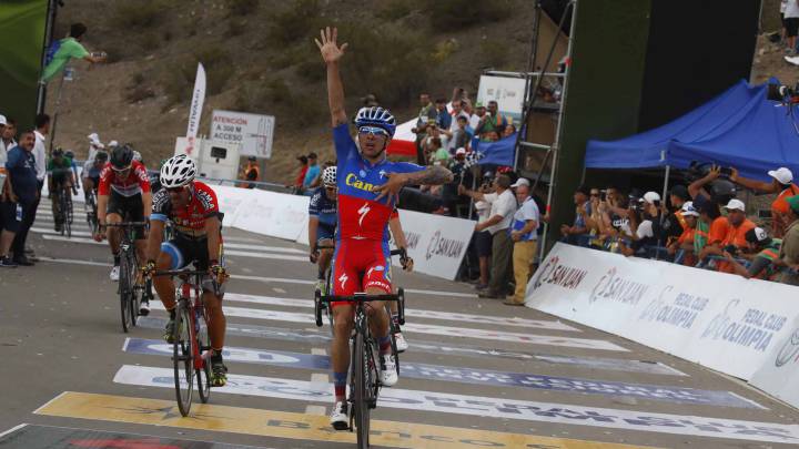 Roman Villalobos entrando en meta y ganando la segunda etapa. 