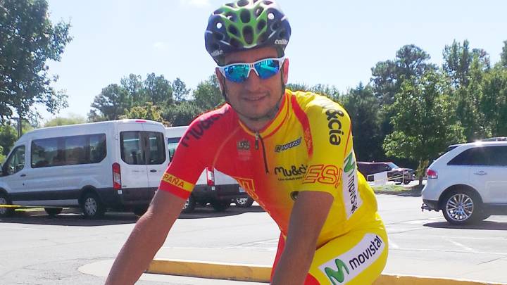 Juan José Lobato posa con el maillot de la selección española antes de los Mundiales de Ciclismo de Richmond.