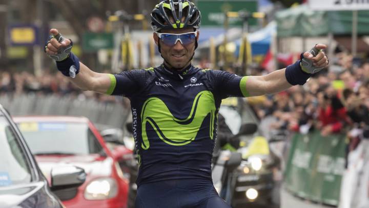 El ciclista murciano del equipo Movistar Team, Alejandro Valverde, entra a meta en la Gran Vía de Murcia, donde se proclamó ganador de la 37 edición de la Vuelta Ciclista a Murcia en 2017.