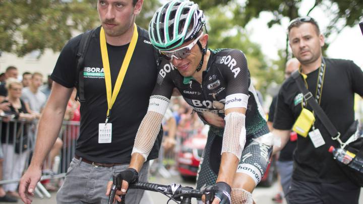 Rafal Majka llega a meta tras una dura caída en la etapa de Chambery en el Tour de Francia 2017.