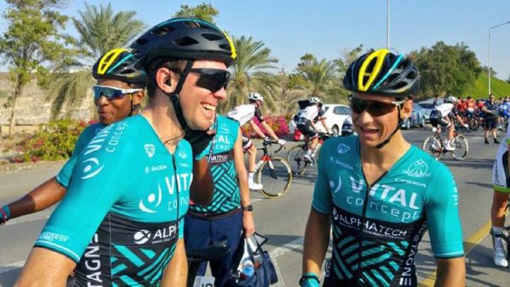 Bryan Coquard celebra con sus compañeros del Vital Concept su victoria en la primera etapa del Tour de Omán.