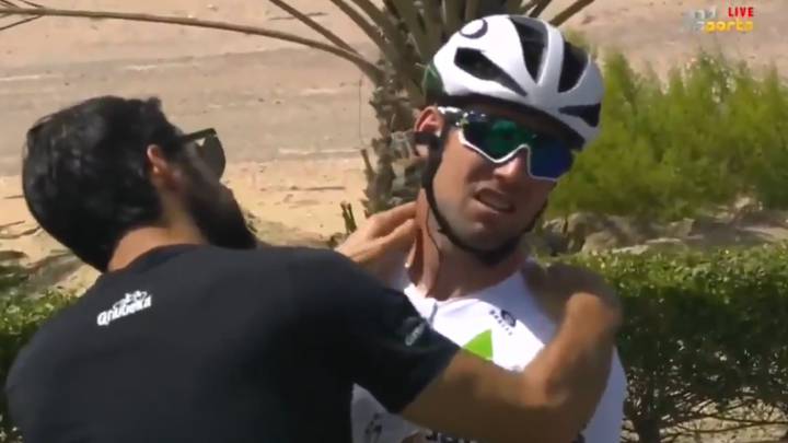 Mark Cavendish es atendido tras la caída que ha sufrido en la salida neutralizada de la primera etapa del Tour de Abu Dhabi.