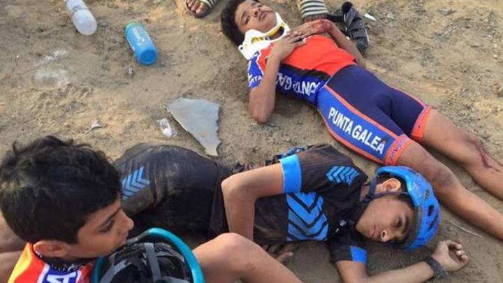 Imagen de algunos de los niños heridos en un atropello en Arabia Saudií con el maillot de la Sociedad Ciclista Punta Galea de Getxo.