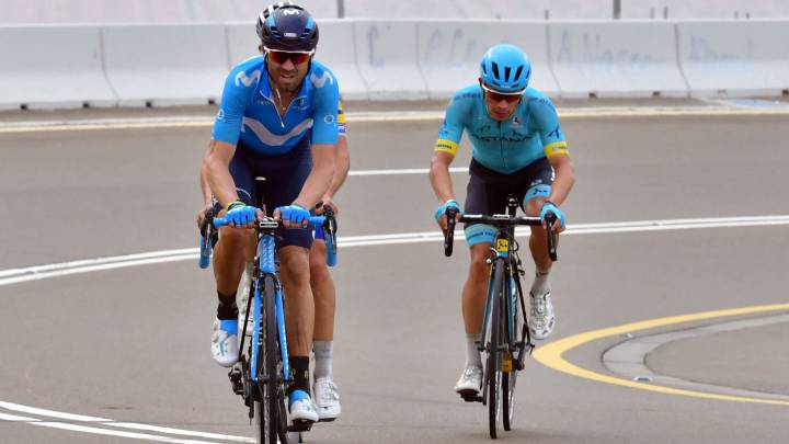Alejandro Valverde rueda por delante de Miguel Ángel Lopez en la quinta etapa del Tour de Abu Dhabi 2018.