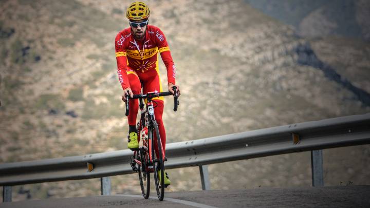 Jesús Herrada rueda con el maillot del Cofidis con los colores de la bandera de España.
