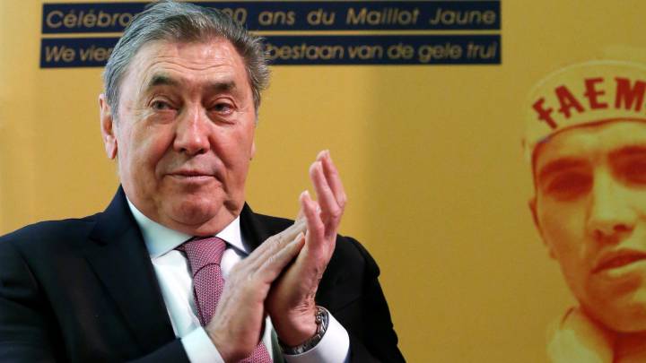 El exciclista Eddy Merckx aplaude durante la presentación de la gran salida del Tour de Francia 2019 en Bruselas.