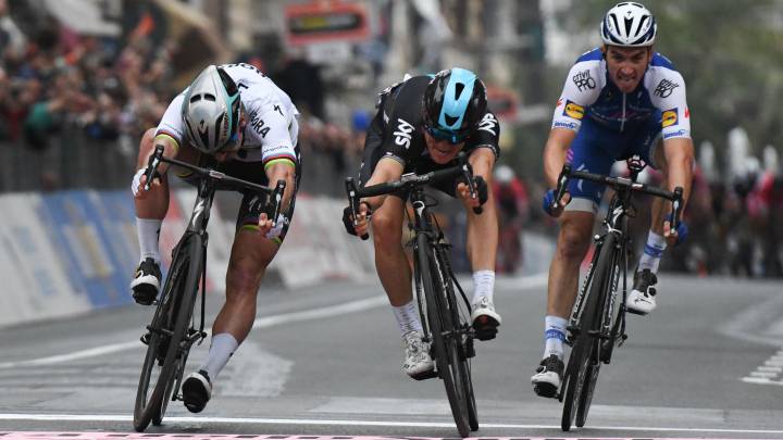 Michal Kwiatkowski, Peter Sagan y Julian Alaphilippe lanzan el sprint en la Milán-San Remo 2017.