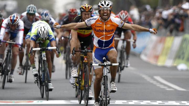 Oscar Freire celebra su victoria en la Milán-San Remo 2010.