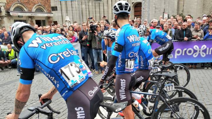 Los ciclistas del Veranda's Willems lideran el pelotón en el homenaje a su compañero Michael Goolaerts, fallecido en la París-Roubaix, antes de tomar la salida de la Flecha Brabanzona en Lovaina.