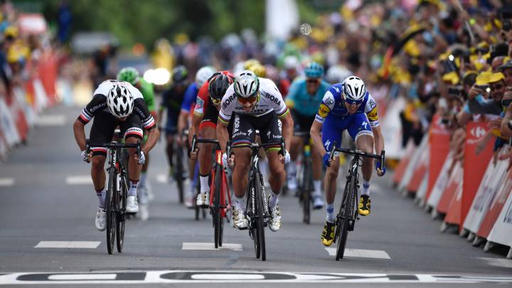 Peter Sagan lanza el sprint ante Michael Matthews, Greg Van Avermaet y Daniel Martin en el muro de Longwy durante la tercera etapa del Tour de Francia 2017.