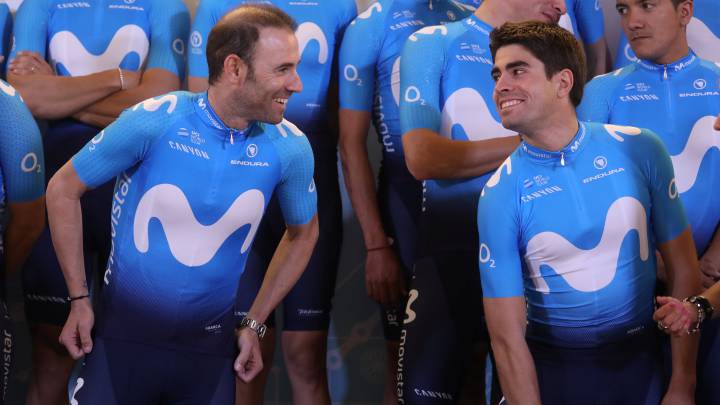 Alejandro Valverde y Mikel Landa posan durante la presentación del Movistar.