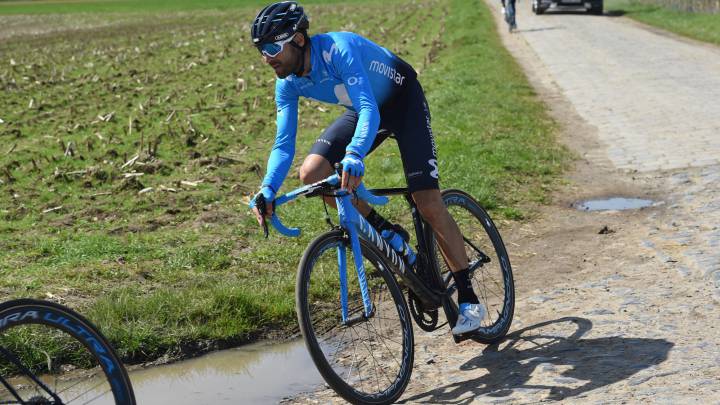 Alejandro Valverde rueda por uno de los tramos de pavés de la París-Roubaix en el reconocimiento de la etapa de adoquines del Tour de Francia 2018.