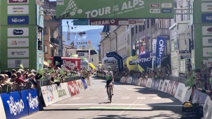 Ben O'Connor celebra su victoria en la tercera etapa del Tour de los Alpes.