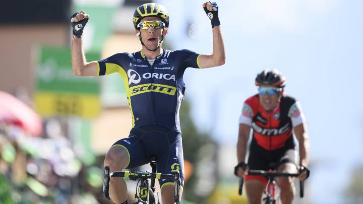 Simon Yates celebra su victoria en la cuarta etapa del Tour de Romandía 2017 en Leysin por delante de Richie Porte, que se acabaría llevando la general final.