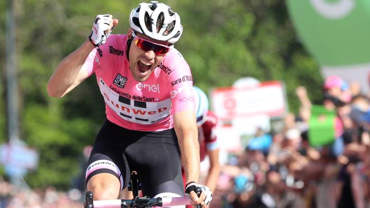 Tom Dumoulin celebra su victoria en el santuario de Oropa durante el Giro de Italia 2017. 