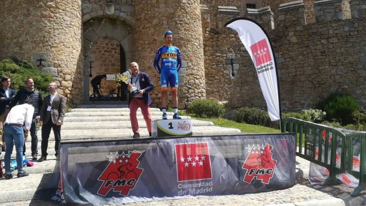 Edgar Pinto posa en el podio como ganador de la primera etapa de la Vuelta a la Comunidad de Madrid.