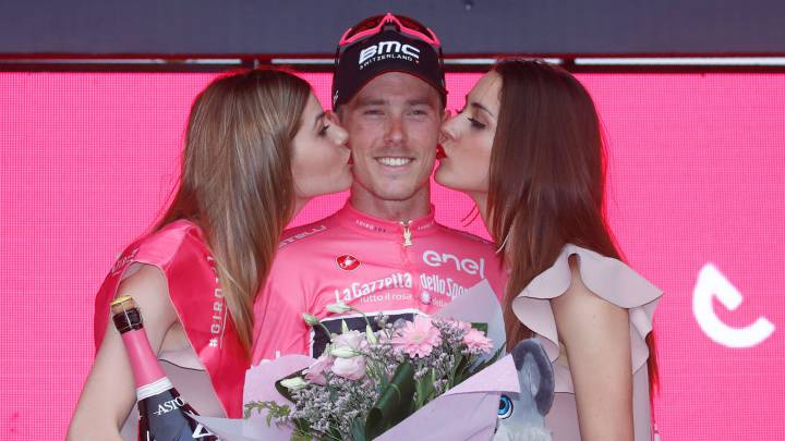 Para el Giro no existe polémica: azafatas y 'paragüeras'