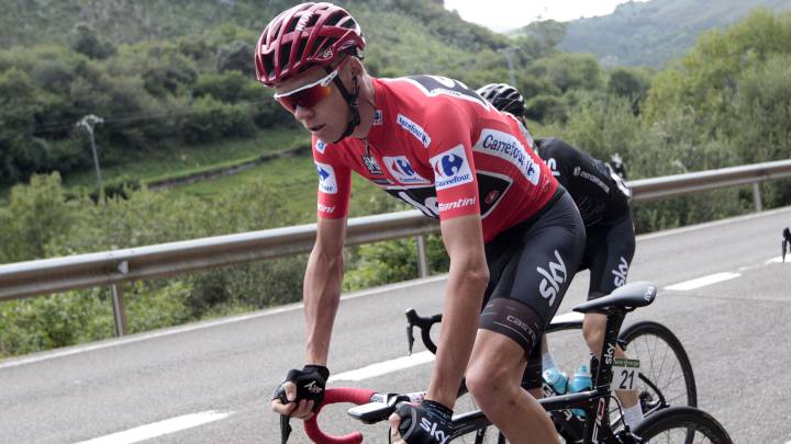 Chris Froome rueda con el maillot de líder durante la etapa con final en Santo Toribio de Liébana durante la pasada Vuelta a España.