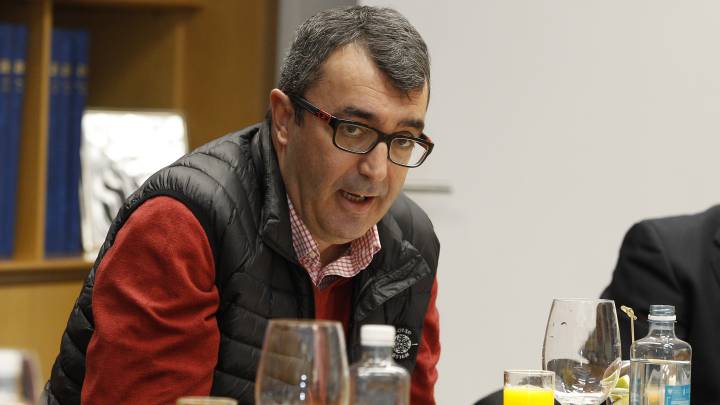 El director de la Vuelta a España, Javier Guillén, durante una visita a As.