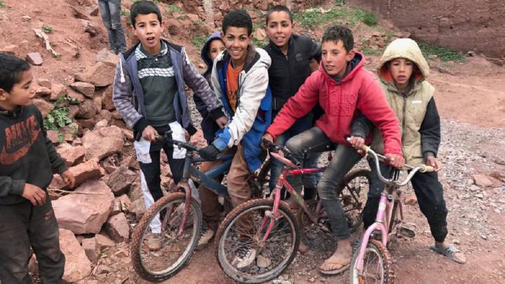 Varios niños posan con las bicicletas recibidas dentro del programa Bicis para la Vida de la Fundación Alberto Contador, la Fundación Ananta y la Fundación Seur.