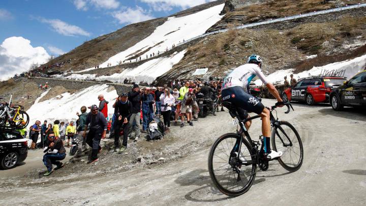 Christopher Froome rueda por el tramo de sterrato de la Colle delle Finestre en la 19ª etapa del Giro de Italia.