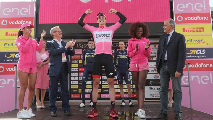 Pavel Sivakov celebra su victoria en el Giro de Italia sub-23 de 2018.