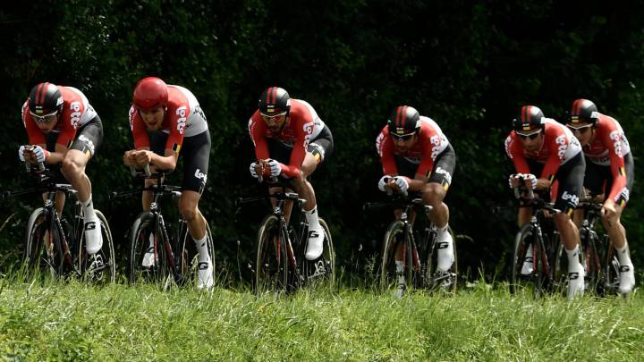 Los ciclistas del Lotto - Soudal ruedan durante la contrarreloj por equipos del Criterium del Dauphiné.