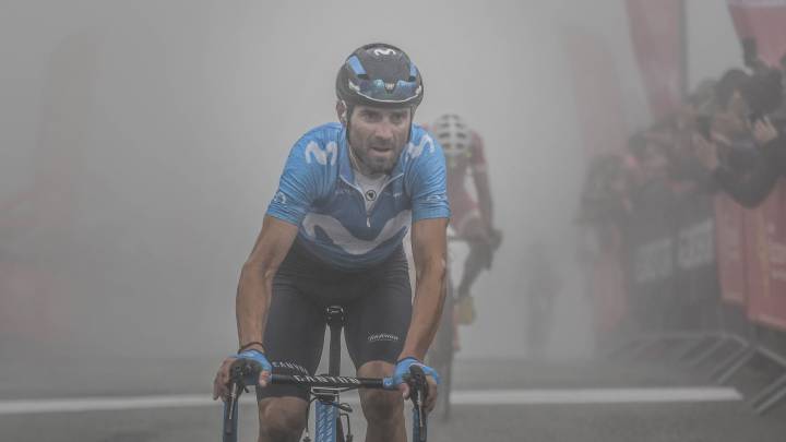 Valverde también está fino: 10º triunfo del año entre la niebla