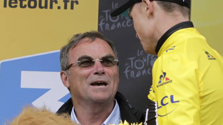 Bernard Hinault y Chris Froome, durante la ceremonia del podio en el Tour de Francia 2016.