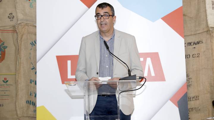 Javier Guillén habla durant la presentación de los maillots de La Vuelta 2018.