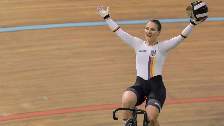 La pistard alemana Kristina Vogel celebra su victoria en la final de la Copa del Mundo de Ciclismo en Pista en la modalidad de Sprint.