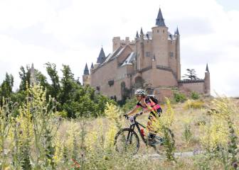 El Team GAES-Covirán tiñe de rosa los 120 km hasta Olmedo