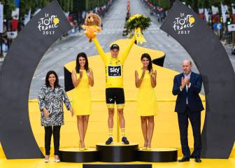 Chris Froome celebra su victoria en el Tour de Francia 2017 en el podio de los Campos Elíseos.