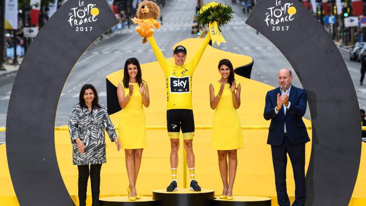 Chris Froome celebra su victoria en el Tour de Francia 2017 en el podio de los Campos Elíseos.