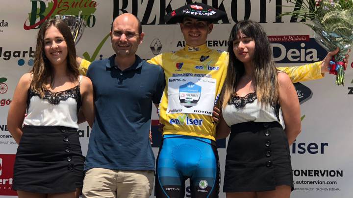 Carlos Rodríguez posa en el podio como ganador de la Vuelta a Bizkaia 2018.