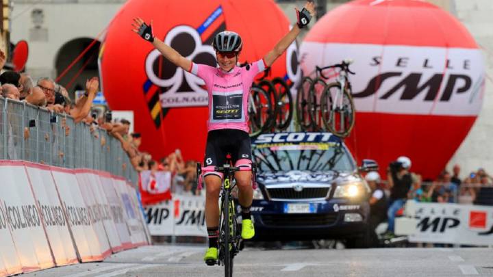 Annemiek Van Vleuten celebra su victoria en Cividale del Friuli en la décima y última etapa del Giro Rosa, donde también se llevó la clasificación general.