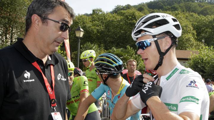 Javier Guillén habla con Chris Froome en la Vuelta a España 2016.
