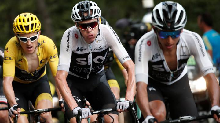 Egan Bernal tira de Chris Froome y Geraint Thomas, sus compañeros en el Sky, durante la subida al Col du Portet en Saint-Lary-Soulan, durante la 17ª etapa del Tour de Francia 2018.
