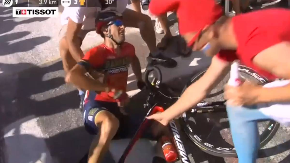 Vincenzo Nibali, en el suelo tras sufrir una caída en la subida a Alpe d'Huez en el Tour de Francia 2018 por culpa de un espectador.