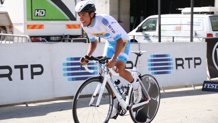 El ciclista vasco Xuban Errazkin luce el maillot blanco de mejor joven durante la Volta a Portugal.