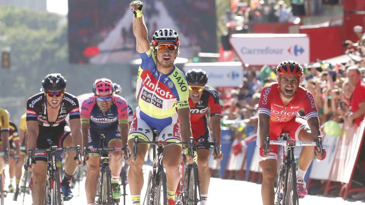 Peter Sagan celebra su victoria en la tercera etapa de la Vuelta a España 2015 tras imponerse al sprint en la llegada a Málaga.