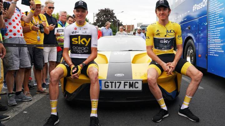 Chris Froome y Geraint Thomas posan antes de tomar la salida de la última etapa del Tour de Francia 2018.
