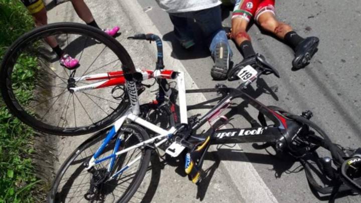 Una moto atropella a cuatro ciclistas en la Vuelta a Colombia