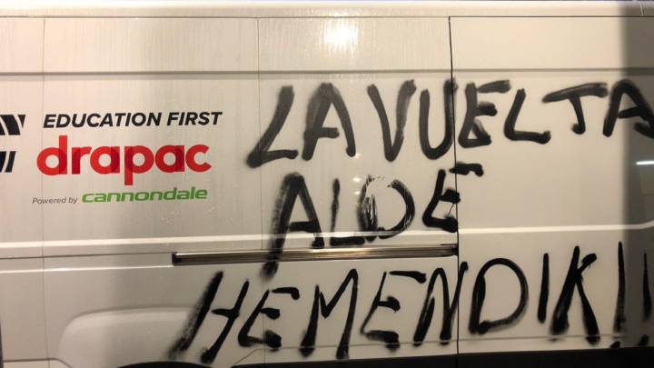 La furgoneta del Education-First fue atacada con pintadas pidiendo que la Vuelta a España se marchara de Euskadi antes de la etapa del Monte Oiz.