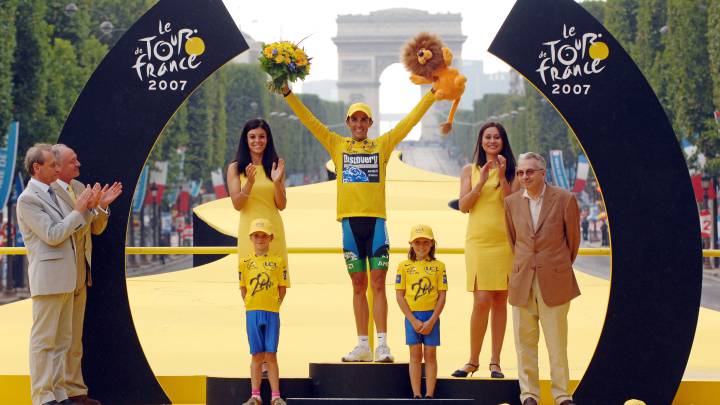 Alberto Contador celebra su victoria en la general del Tour de Francia 2007 en el podio de los Campos Elíseos.
